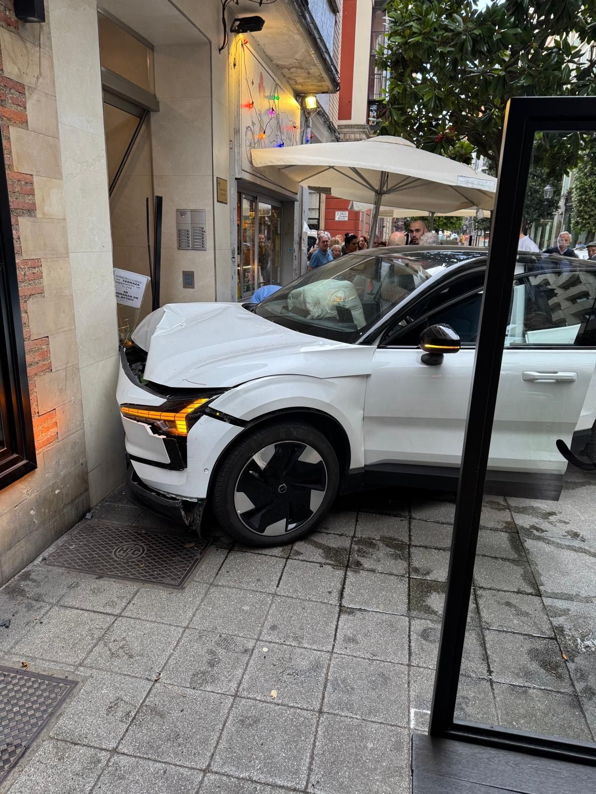 Un coche se lleva por delante parte de una terraza en Gijón: las imágenes del suceso