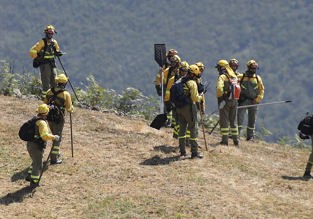 Brigadistas forestales en las labores de extinción de un incendio en Belmonte de Miranda, en una imagen de arcivo.