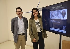 El arquitecto Benigno Gómez, miembro de INCUNA, y la concejala Raquel Ruiz, presentaron las jornadas 'El azabache y el Camino'.