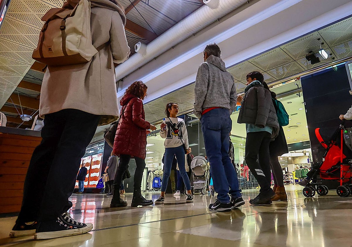 Compradores deambulando por Parque Principado.