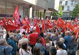 Concentración convocada por UGT y CC OO ante la sede de Fade, en Oviedo.