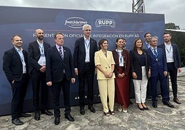 Responsables de las dos empresas lácteas con el consejero de Medio Rural (tercero por la izquierda).