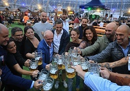 Autoridades y miembros de la organización brindan en la inaugurración del Oktoberfest.