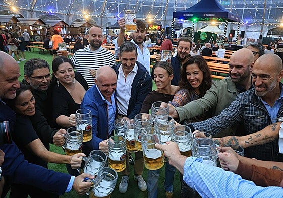 Autoridades y miembros de la organización brindan en la inaugurración del Oktoberfest.