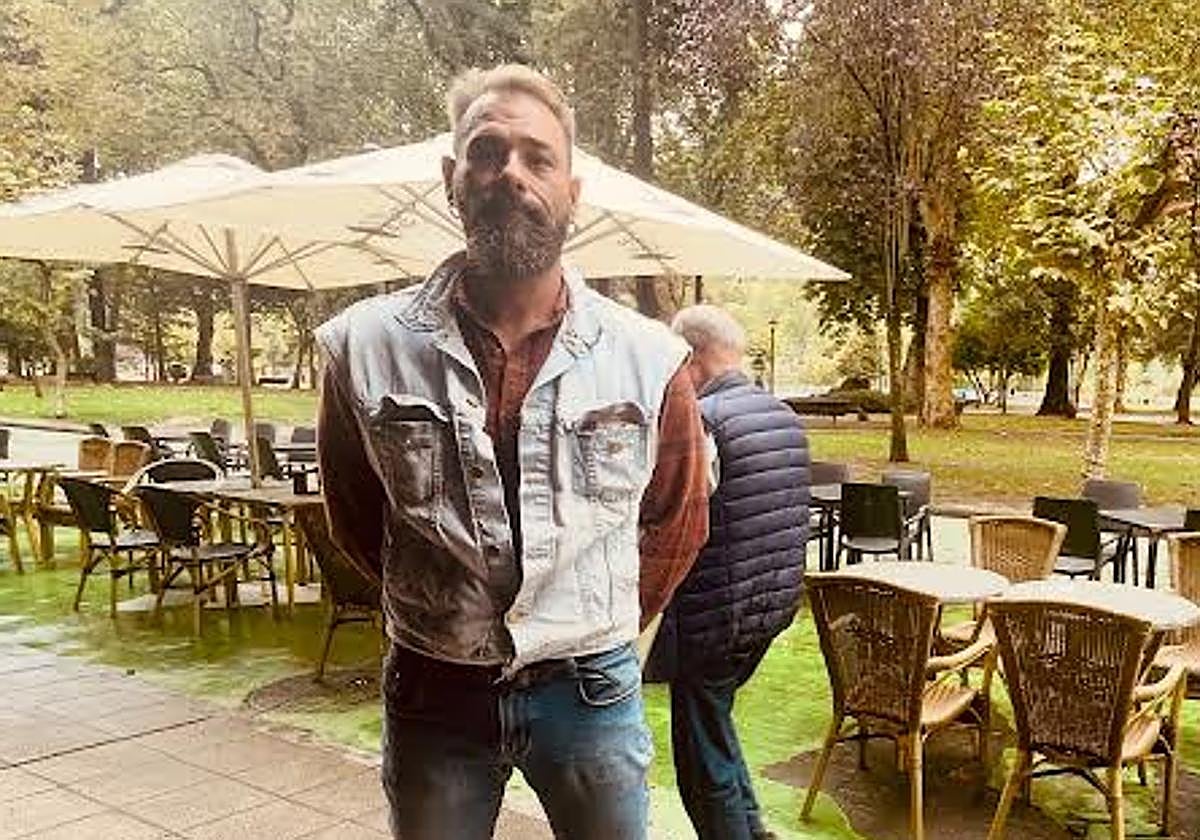 Arturo González Zapico paseando por Sama