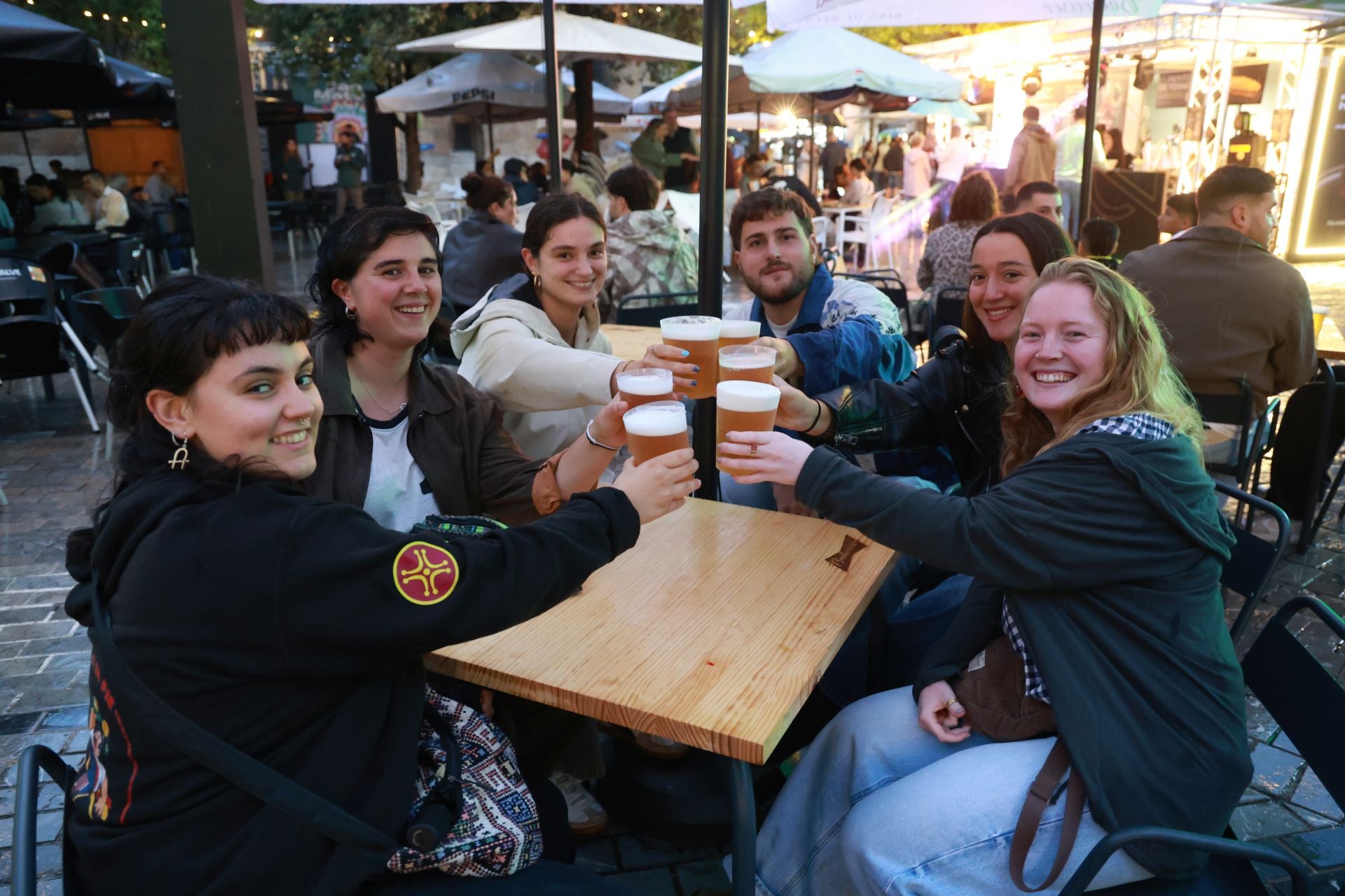 Mucha cerveza, cócteles y mojitos en la inauguración de las casetas de las fiestas de San Mateo en Oviedo