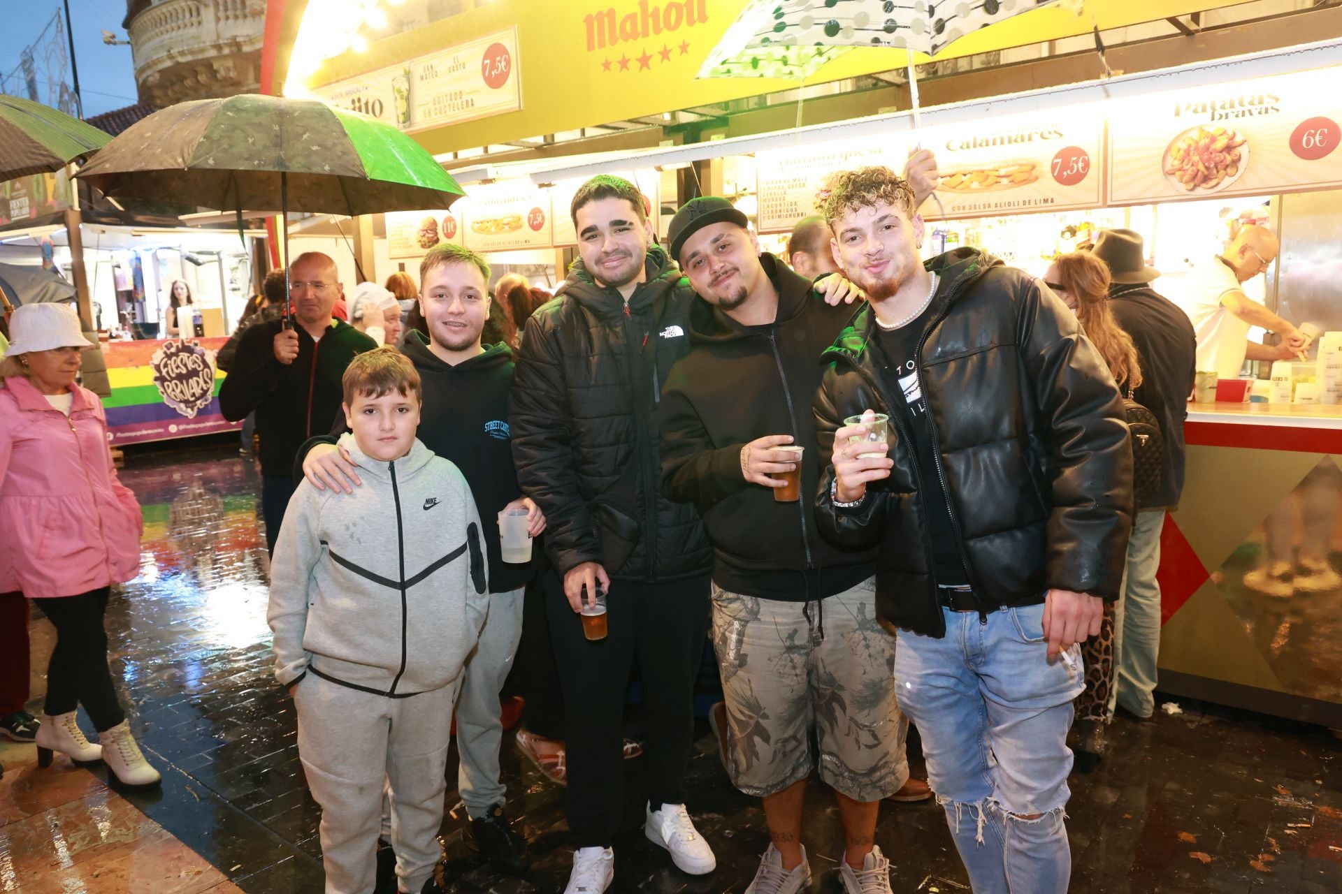 Mucha cerveza, cócteles y mojitos en la inauguración de las casetas de las fiestas de San Mateo en Oviedo