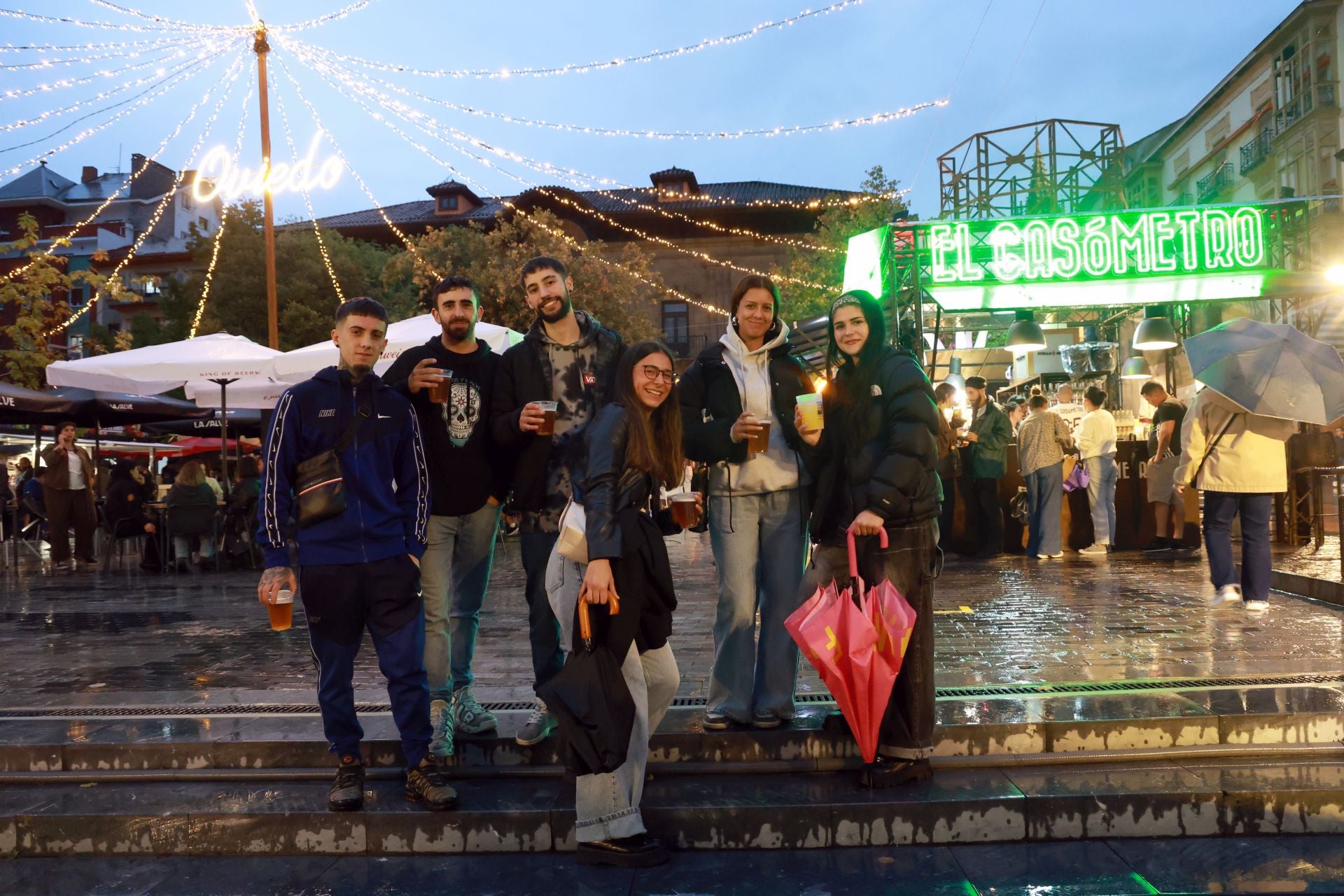 Mucha cerveza, cócteles y mojitos en la inauguración de las casetas de las fiestas de San Mateo en Oviedo