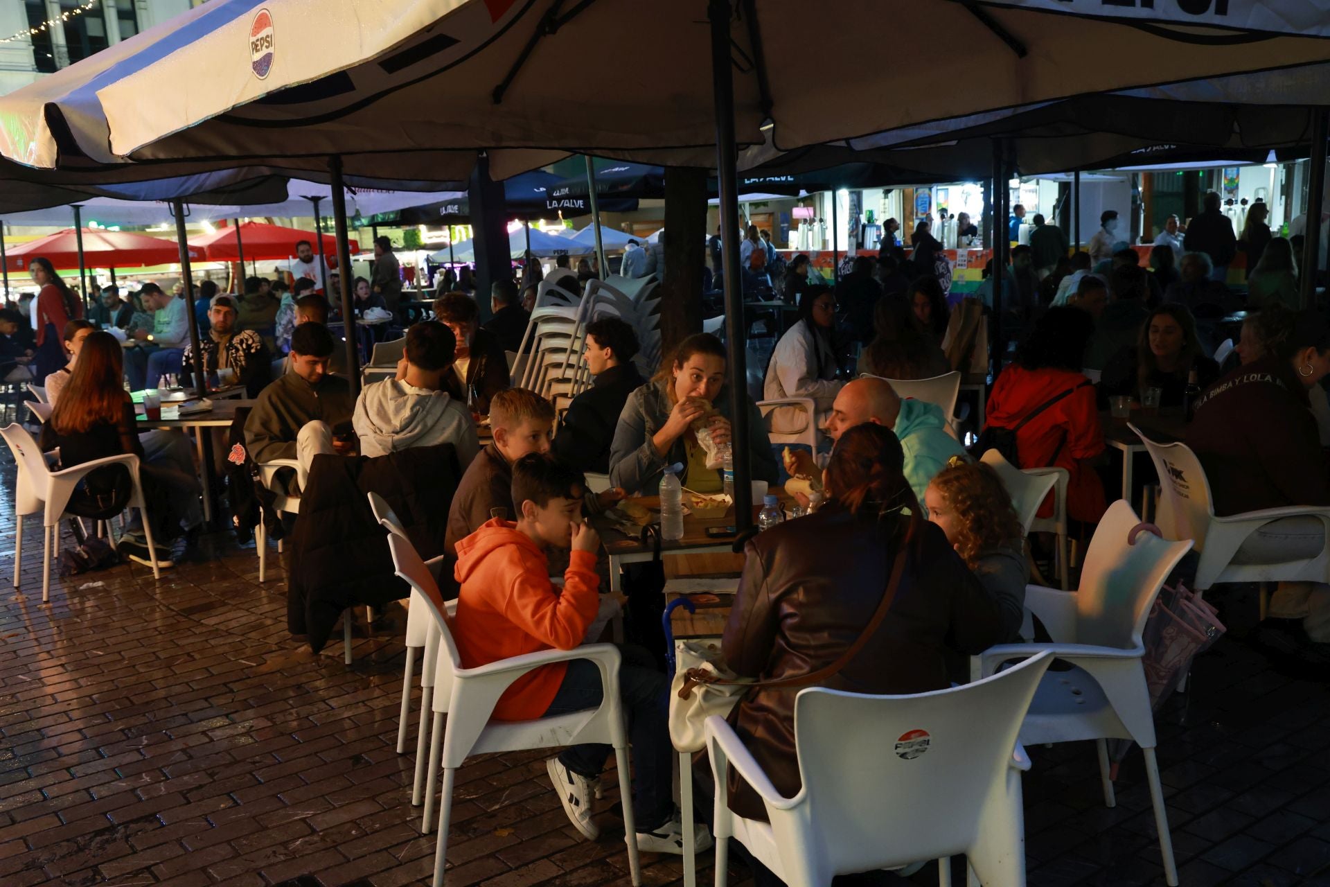 Mucha cerveza, cócteles y mojitos en la inauguración de las casetas de las fiestas de San Mateo en Oviedo