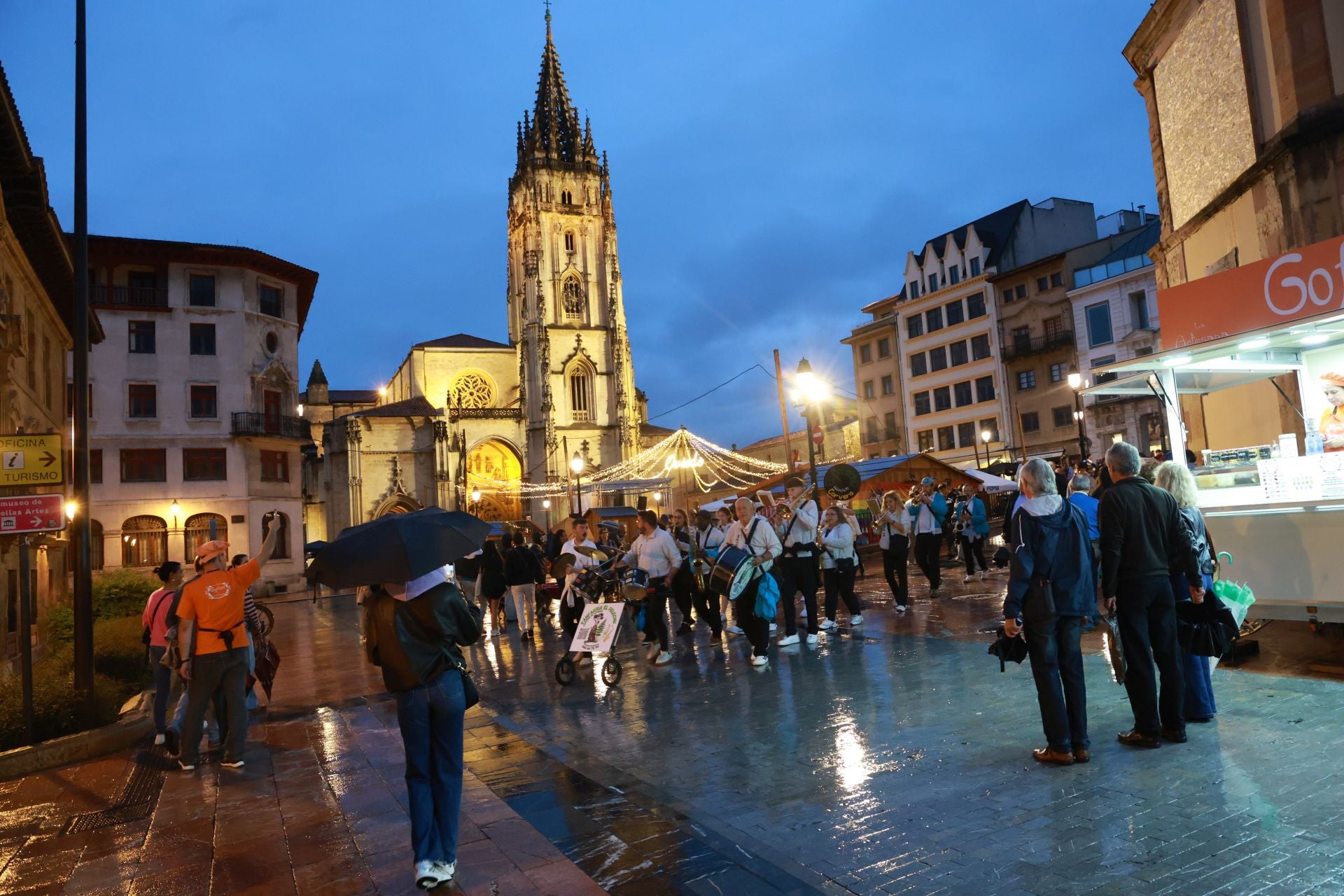 Mucha cerveza, cócteles y mojitos en la inauguración de las casetas de las fiestas de San Mateo en Oviedo