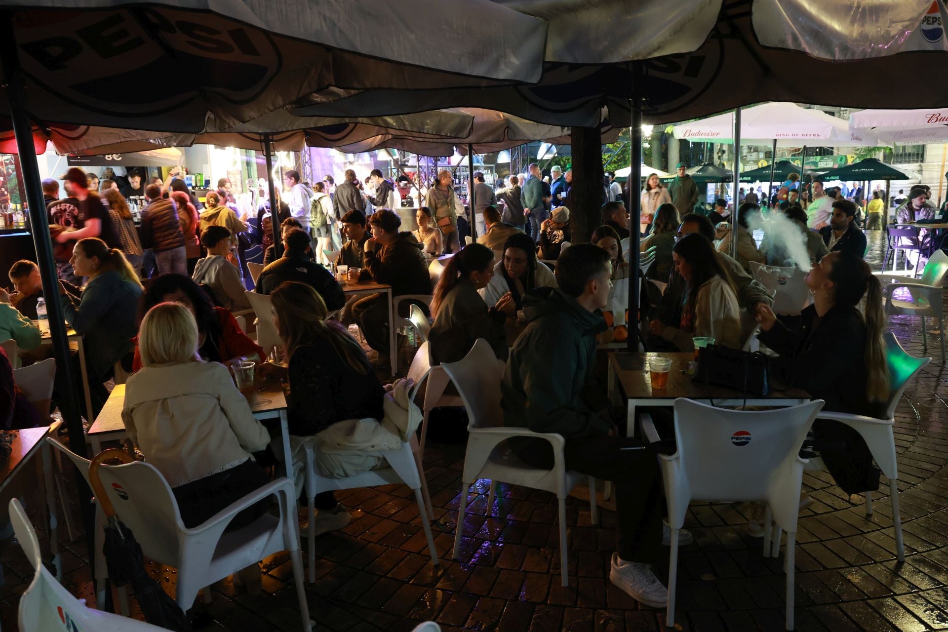 Mucha cerveza, cócteles y mojitos en la inauguración de las casetas de las fiestas de San Mateo en Oviedo