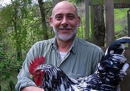 Rafael Eguiño Marcos, con un ejemplar de pita pinta asturiana.