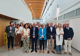 Foto de familia tras la presentación de la nueva oficina de Ingeniería Biomédica en el área de docencia del HUCA. En primer término, Irene Díaz, Víctor Manuel González, Concepción Saavedra, Faustino Blanco, Beatriz López y José Antonio Vega