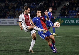 Jose Martínez golpea el balón en el derbi frente al Langreo en Ganzábal el pasado curso.