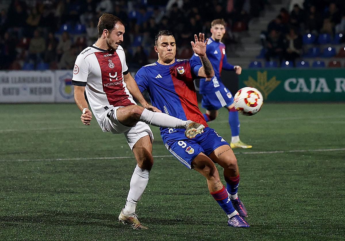 Jose Martínez golpea el balón en el derbi frente al Langreo en Ganzábal el pasado curso.