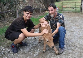 'Milagros' posa entre Miguel y Ramón en Fontaciera.