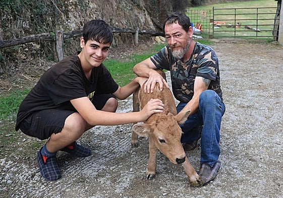 'Milagros' posa entre Miguel y Ramón en Fontaciera.