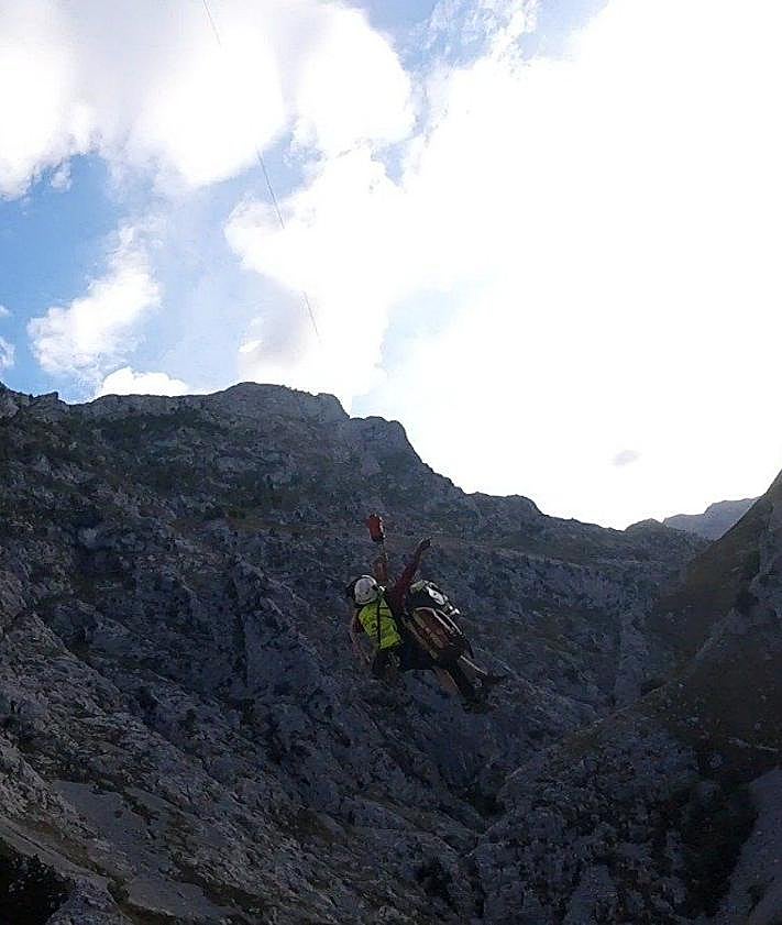Imagen secundaria 2 - Muere la alemana que se precipitó 50 metros en la Ruta del Cares tras ser golpeada por una piedra en la cabeza