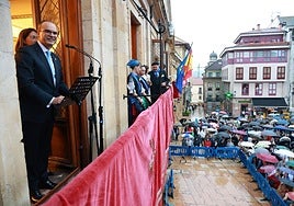 Alfredo Martínez Serrano, pregonero de San Mateo, desde el balcón del Ayuntamiento.