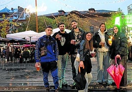 Alejandro Berdasco, Joaquín Ugas, Catriel Benítez, Paula Díaz, Tamara Sánchez y Lúa Matos, en la plaza de Porlier.