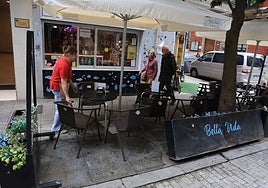Aída Sastre, en la terraza arrollada el día anterior por un turismo en la calle Capua.