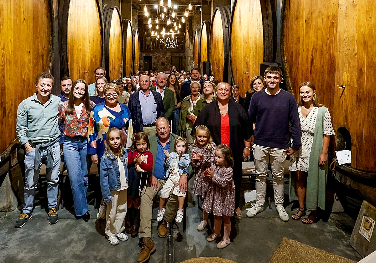 Foto de familia de los Trabanco entre toneles, como no podía ser de otra forma.