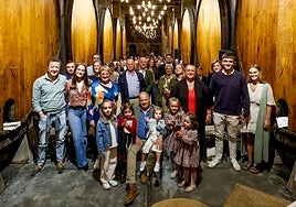 Foto de familia de los Trabanco entre toneles, como no podía ser de otra forma.