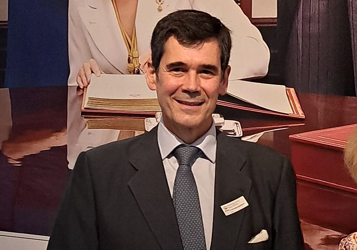 El marqués de San Adrián, frente a una imagen de la muestra en la que se ve a la Princesa.