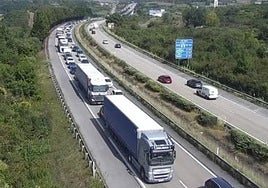 Imagen de las retenciones en la autovía.