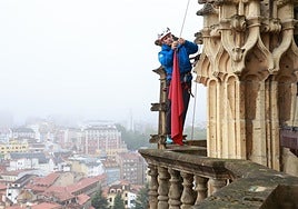 Las banderas de la Perdonanza vuelven a ondear en la torre de la Catedral de Oviedo
