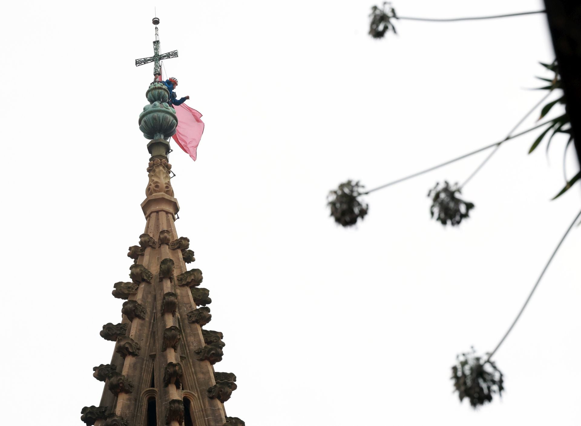 Las banderas de la Perdonanza vuelven a ondear en la torre de la Catedral de Oviedo