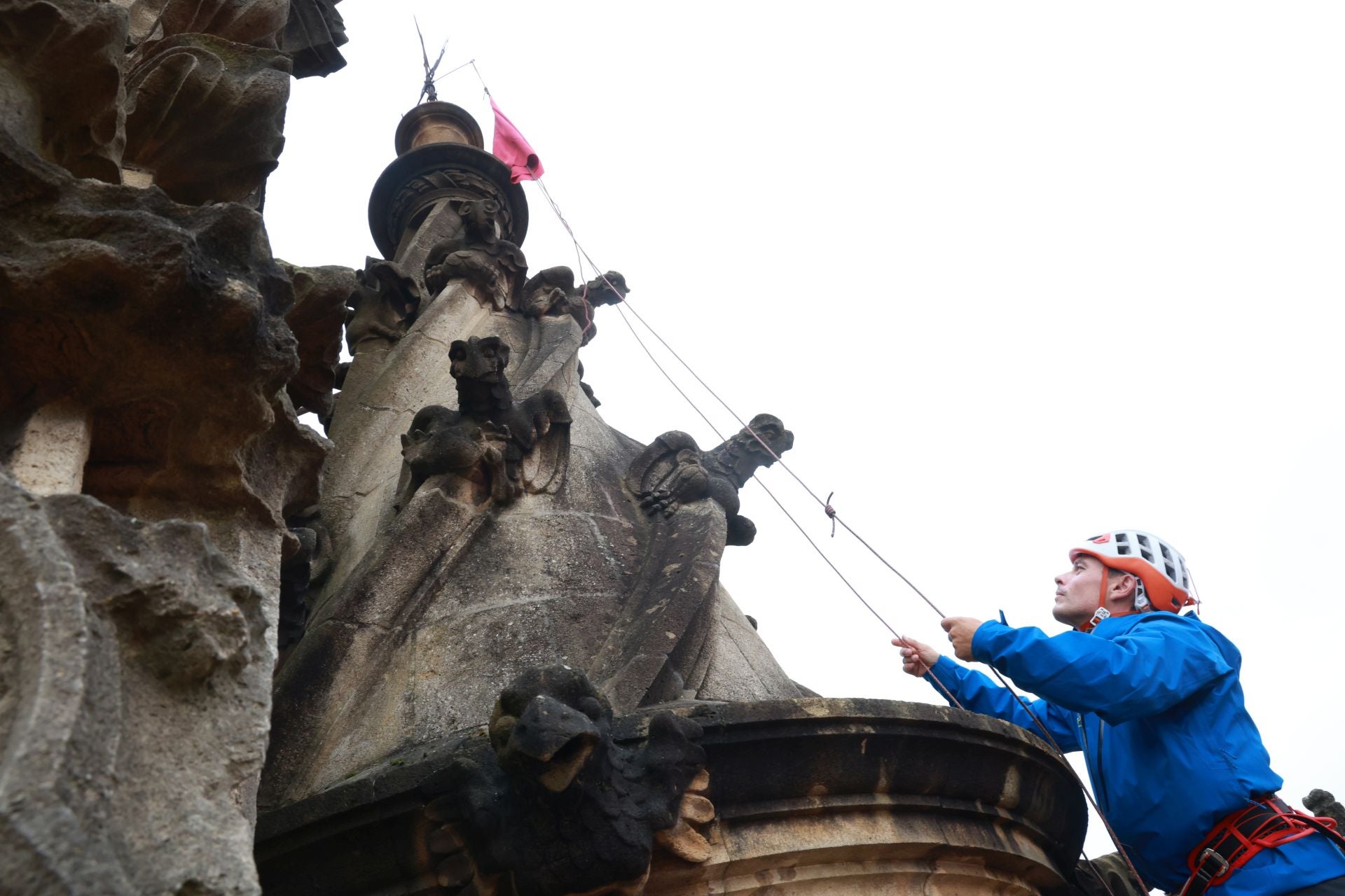 Las banderas de la Perdonanza vuelven a ondear en la torre de la Catedral de Oviedo