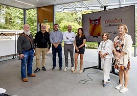 Félix Méjica, presidente de la asociación ADAPAS, Chus Barrientos, responsable de actividades del Jardín Botánico, Tomás Fernández Velilla, jefe de Servicio de Protección y Educación del Medio Natural, Jesús Martínez Salvador, presidente del Botánico, Paula Noval, diseñadora gráfica y Loli Castro y Carmen Sánchez, miembros del grupo poético Encadenados en la presentación del programa.
