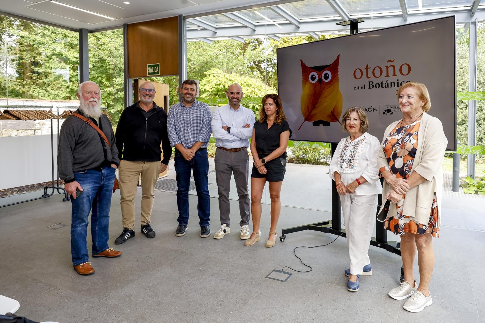 Félix Méjica, presidente de la asociación ADAPAS, Chus Barrientos, responsable de actividades del Jardín Botánico, Tomás Fernández Velilla, jefe de Servicio de Protección y Educación del Medio Natural, Jesús Martínez Salvador, presidente del Botánico, Paula Noval, diseñadora gráfica y Loli Castro y Carmen Sánchez, miembros del grupo poético Encadenados en la presentación del programa.