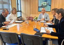 El alcalde de Siero, Ángel García, y la edil de Educación, Eva Iglesias (a la izquierda), ante el director general de Infraestructuras y Tecnologías Educativas, Julio Vallaure; la consejera de Educación, Eva Ledo, y la directora general de Centros y Red 0-3 Años, Paula Fernández.