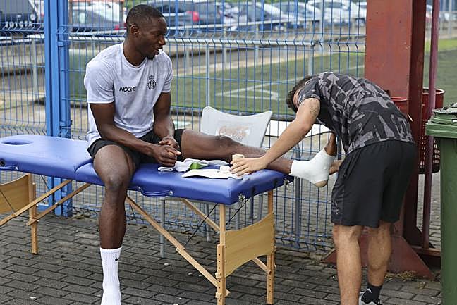 El fisio Nacho Villar venda el tobillo de Eze.