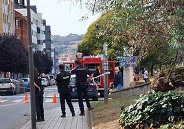 La Policía Nacional y los bomberos en el lugar del suceso.