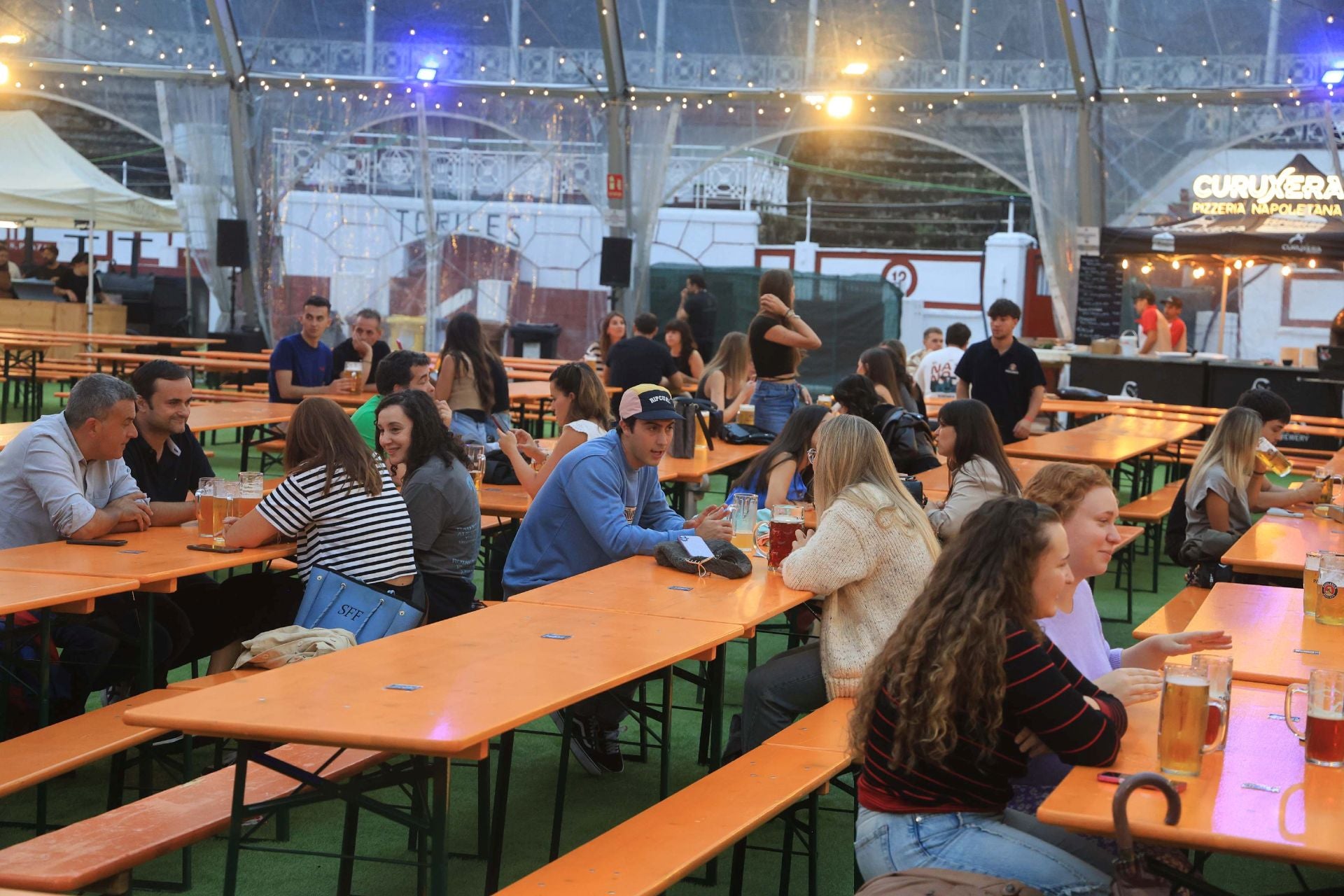 Cerveza, comida y mucha fiesta en el Oktoberfest de Gijón