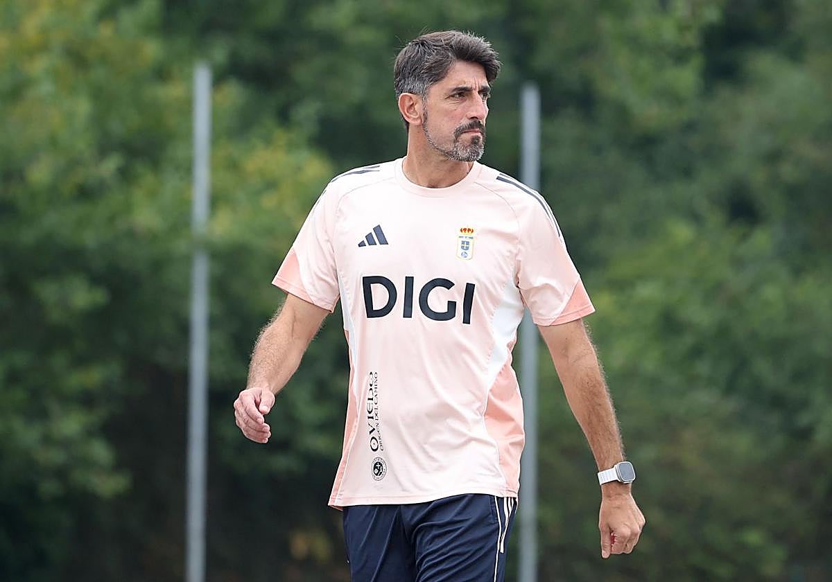 Veljko Paunovic, en un entrenamiento del Real Oviedo.
