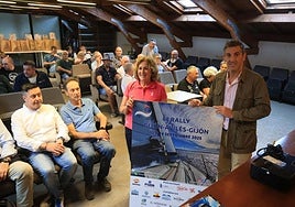 Flor Guardado y Jorge Pañeda posan con el cartel de esta edición