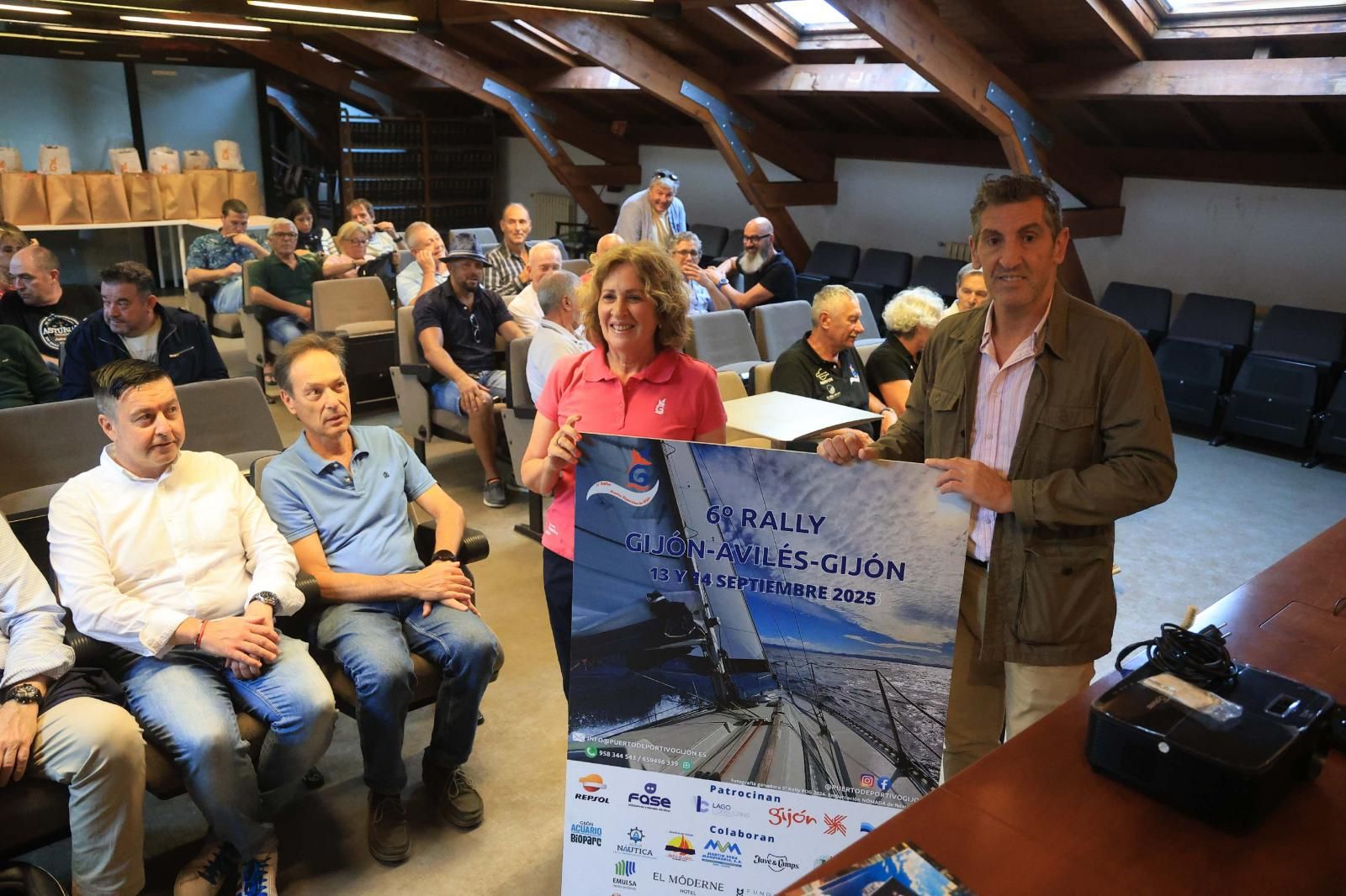 Flor Guardado y Jorge Pañeda posan con el cartel de esta edición