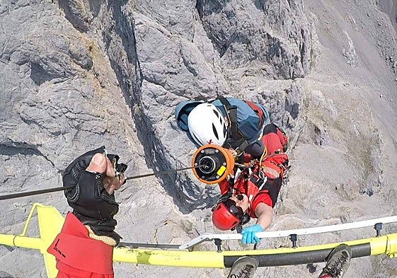 Rescatan a un hombre con una luxación de hombro en el Pico Cabrones