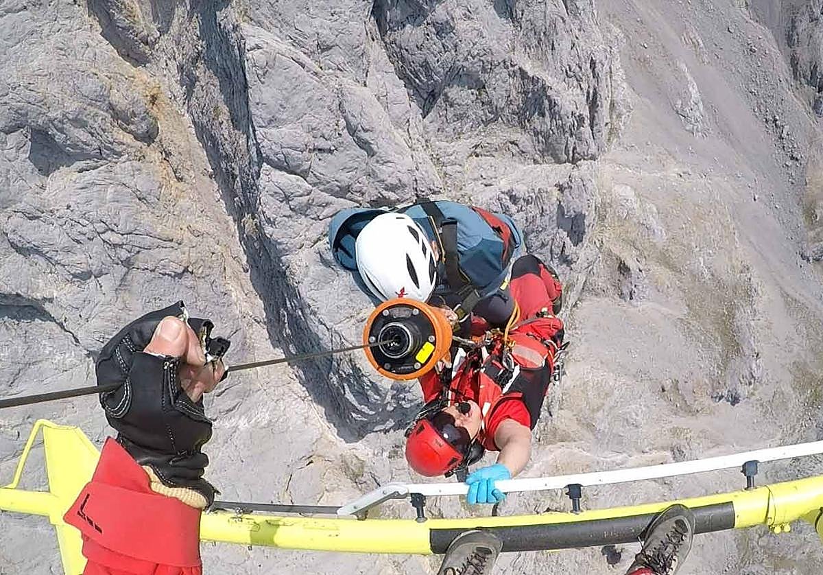 Rescatan a un hombre con una luxación de hombro en el Pico Cabrones