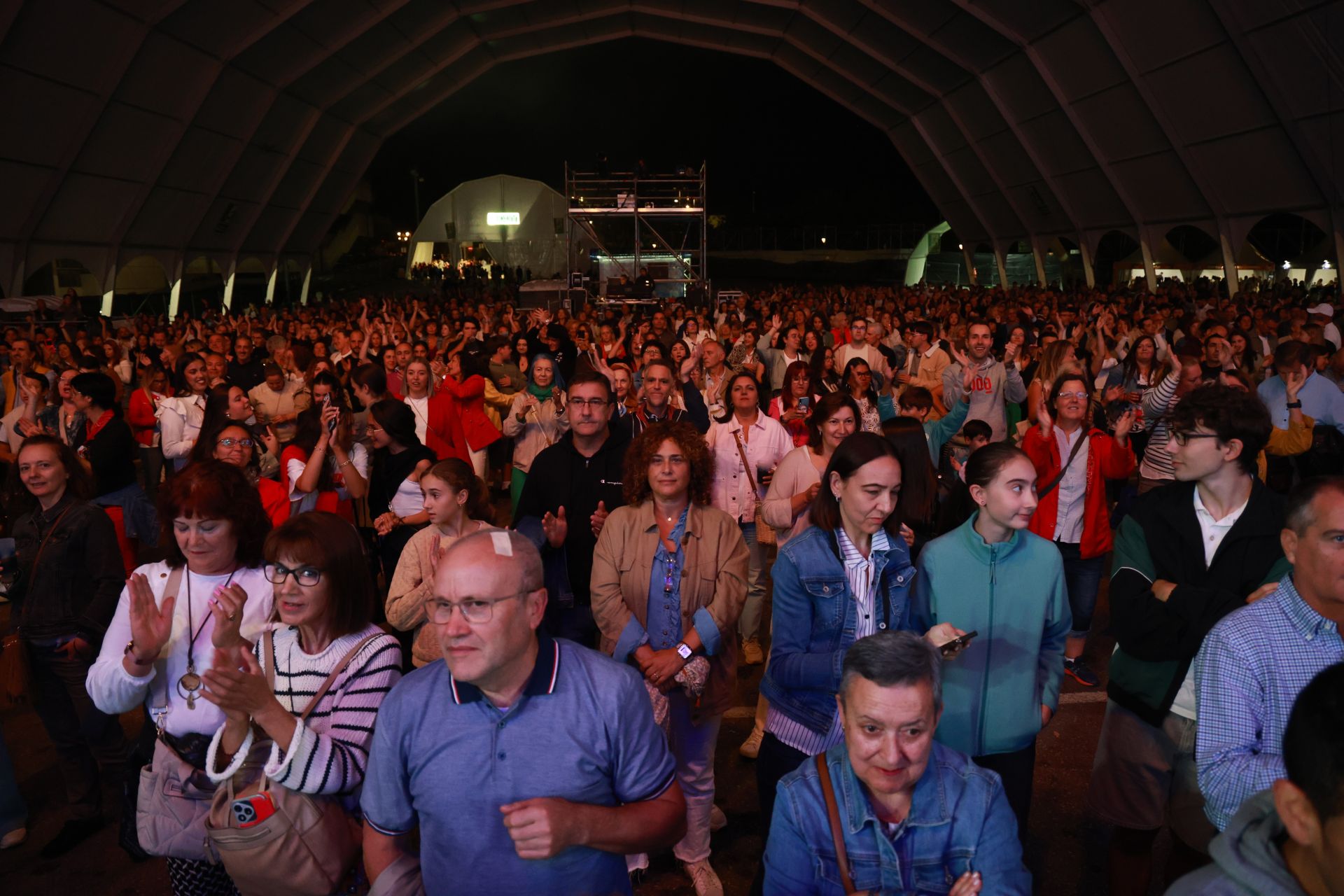 El tributo a Hombres G, Estopa y Shakira enciende La Ería