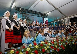 Foto de familia tras la lectura del pregón.