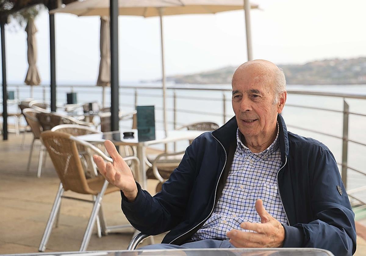 Díaz Novoa, en la terraza del Real Club de Regatas, con la bahía de San Lorenzo de fondo.