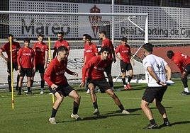 Los rojiblancos Guille Rosas y Gelabert, durante un ejecicio en la sesión matinal de este sábado .