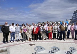 Simpatizantes de la asociación Amigos del Cava y de la Sidra Brut DO, de visita en la Mariña Lucense.