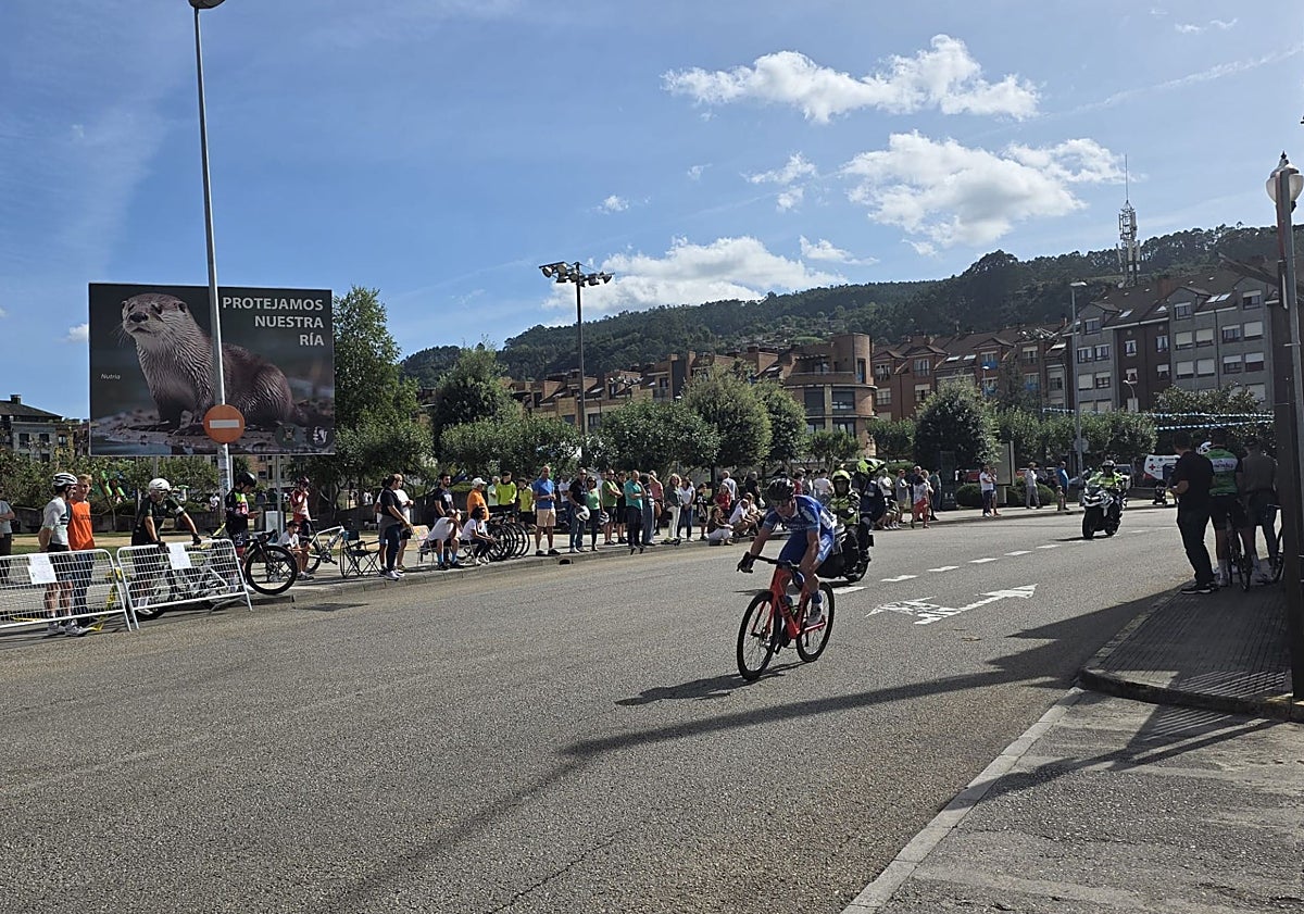 Imagen principal - Ciclismo, tenis y sustos para los niños.
