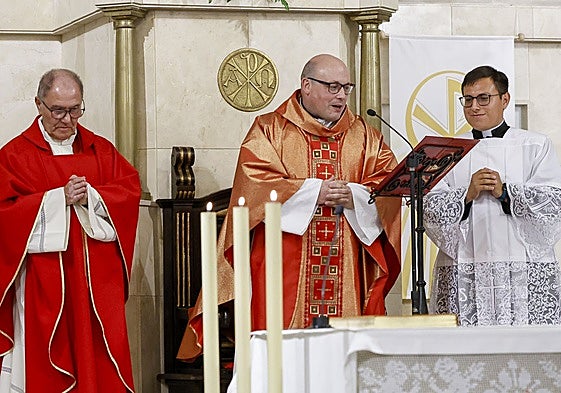 Celestino Riesgo, en el centro, en la iglesia de Villaviciosa.